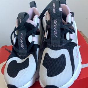 Big Kids, BRAND NEW; Nike Infinity Sneakers 💜